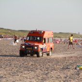 Man onwel op strand nabij de zeilvereniging